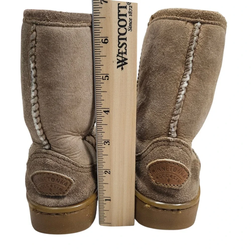 Minnetonka Moccasin Winter Boots Tan‎ Suede Shearling Lined Kids Size 9 Unisex